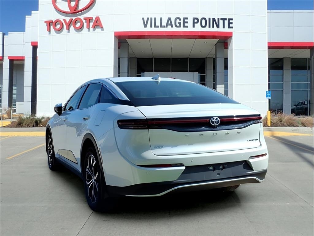 2023 Toyota Crown Limited photo 3