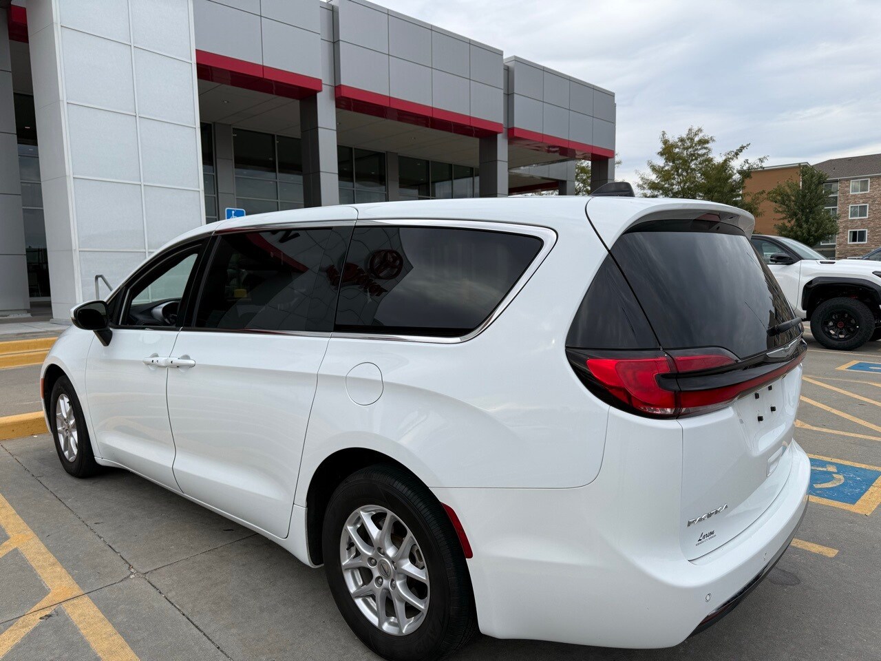 2023 Chrysler Pacifica Touring photo 3