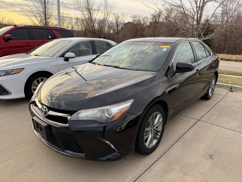 Used 2017 Toyota Camry SE Sedan