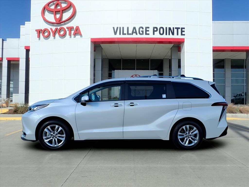 2024 Toyota Sienna Limited photo 2