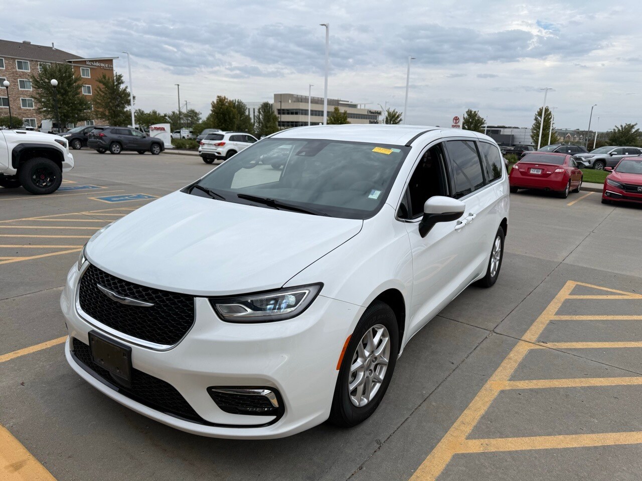 2023 Chrysler Pacifica Touring photo 2