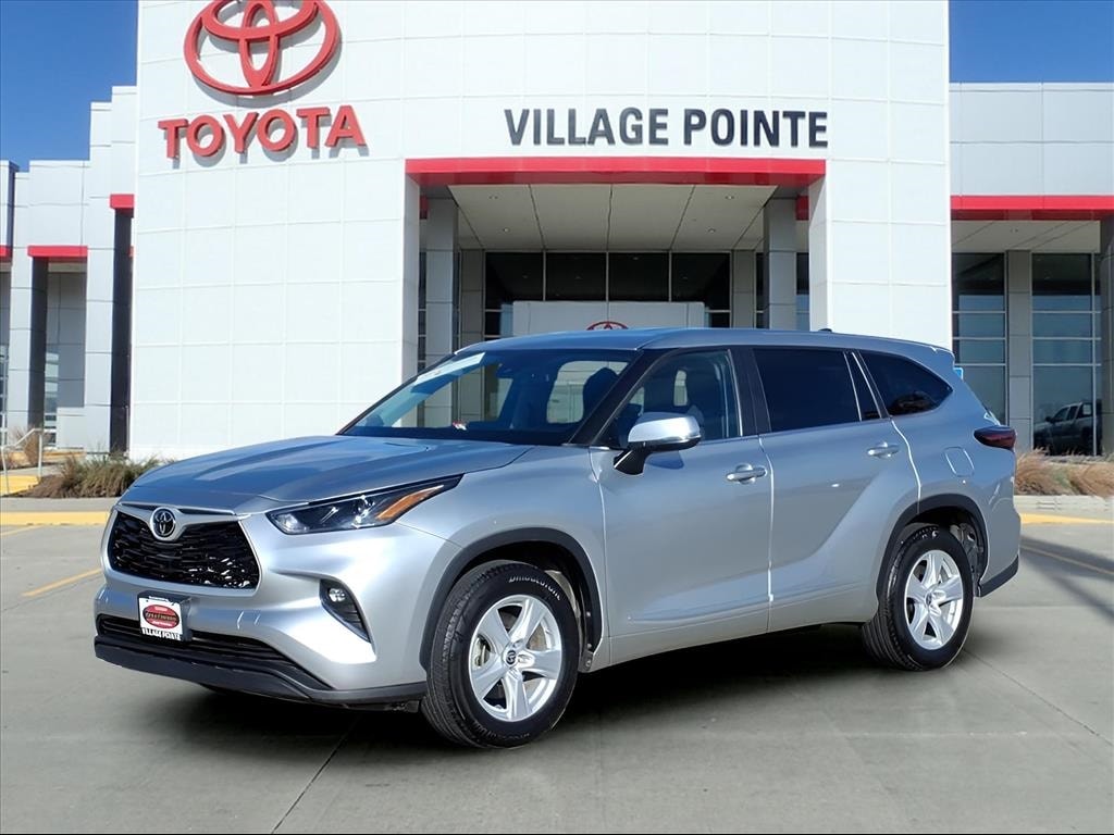 2024 Toyota Highlander LE's photo