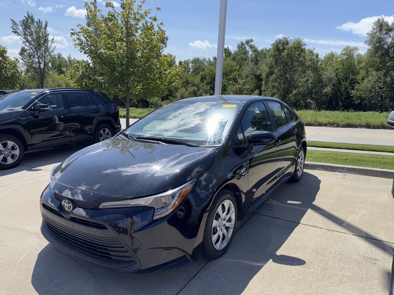 2023 Toyota Corolla LE photo 2