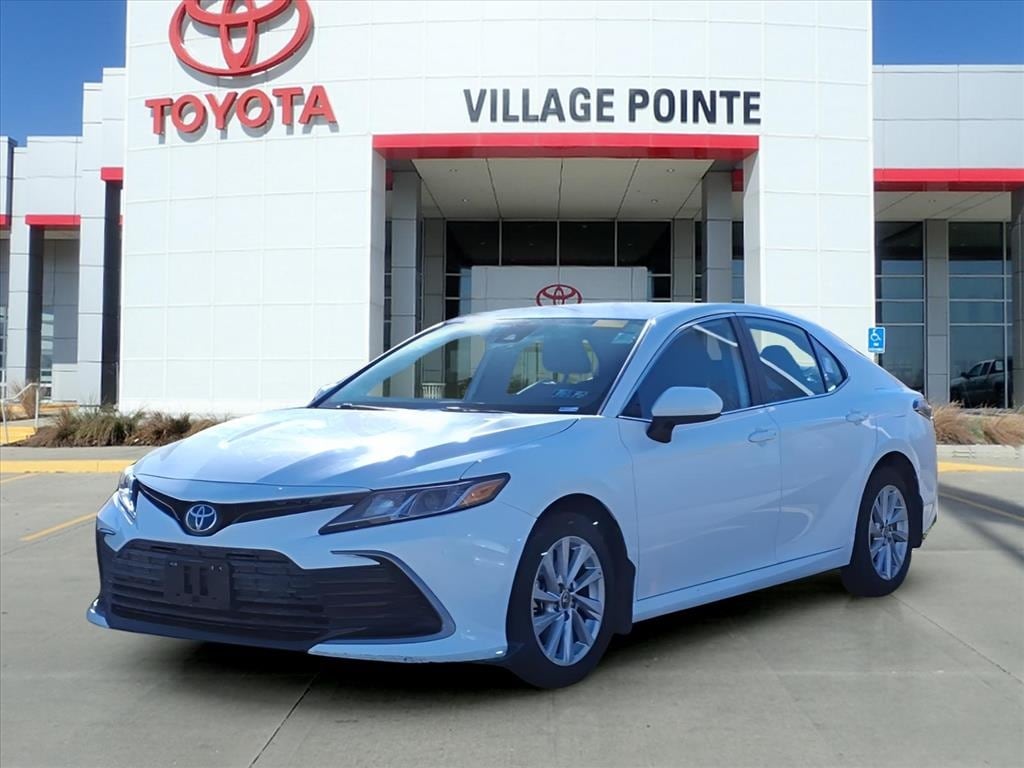 2024 Toyota Camry LE's photo
