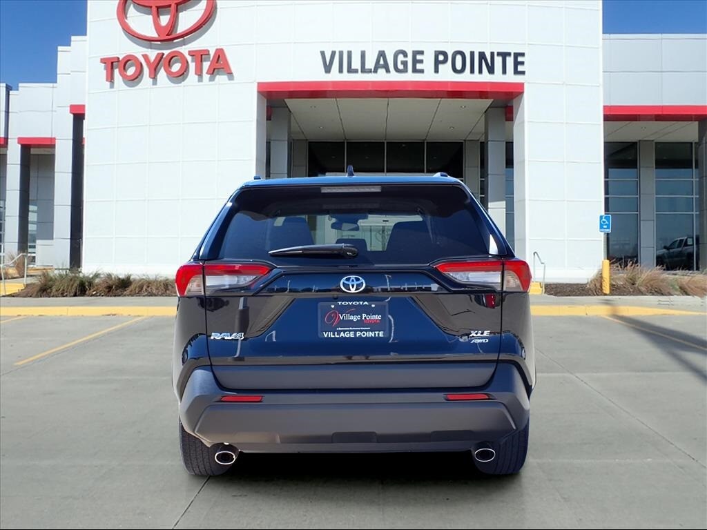 2023 Toyota RAV4 XLE photo 3