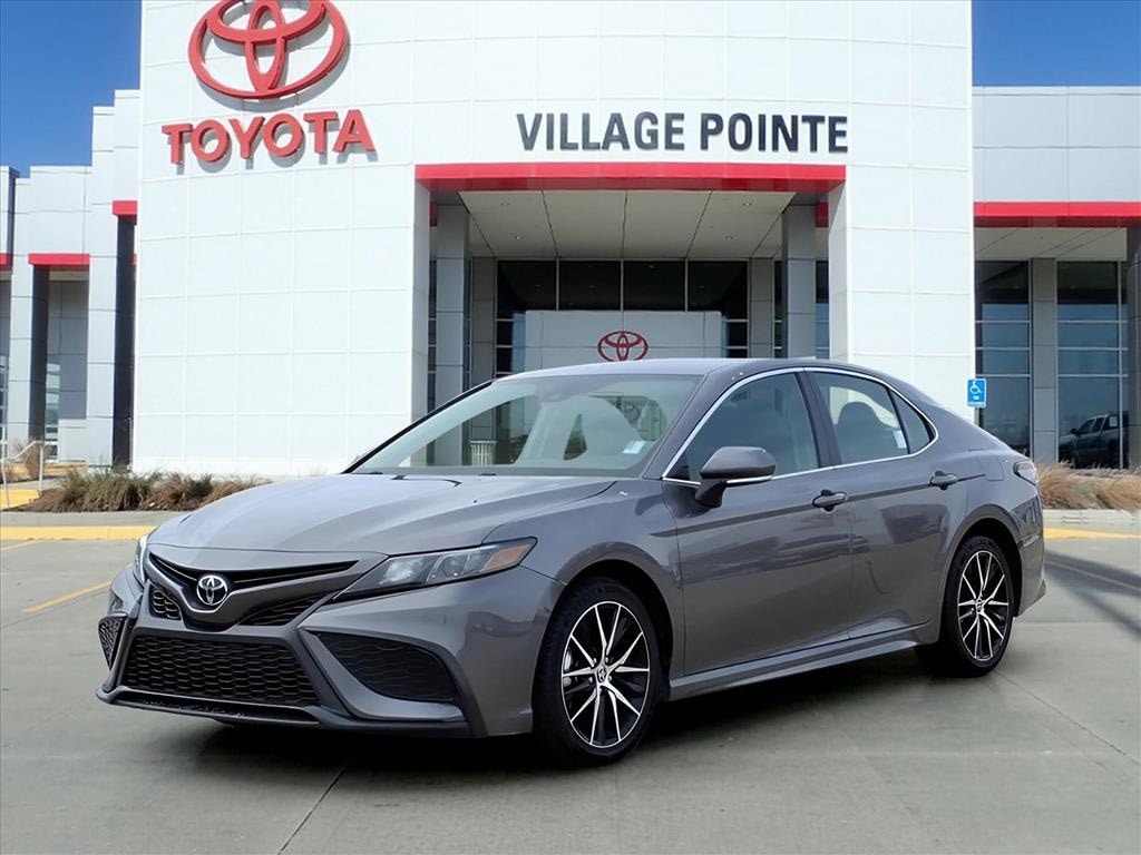 2023 Toyota Camry SE's photo