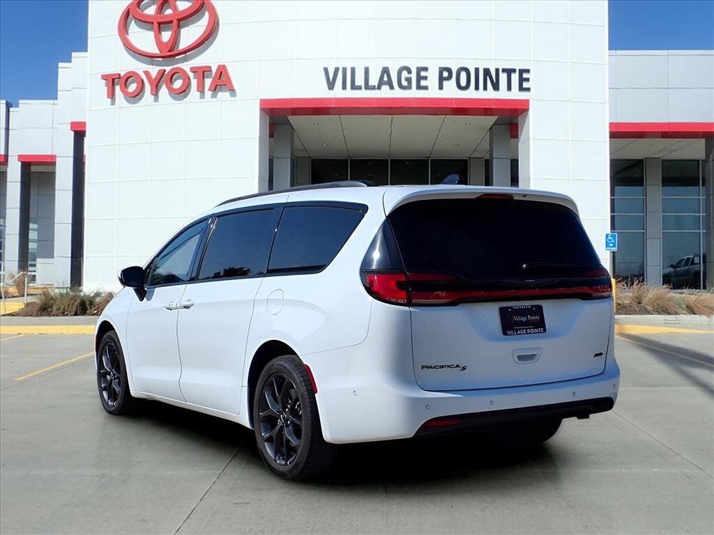 2023 Chrysler Pacifica Touring L photo 2