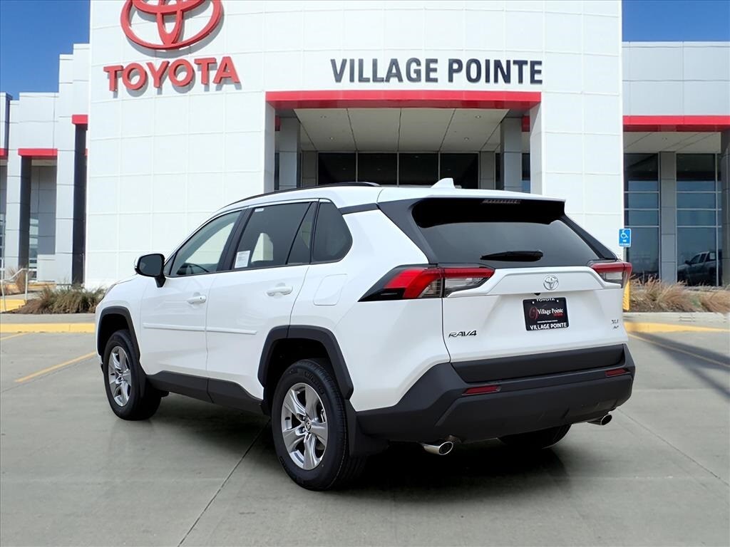 2025 Toyota RAV4 XLE photo 2