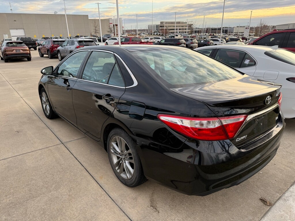 Used 2017 Toyota Camry SE Sedan