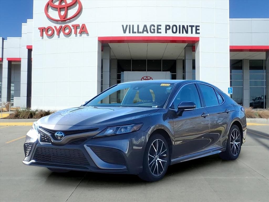2024 Toyota Camry SE's photo