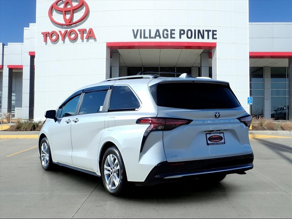 2024 Toyota Sienna Limited photo 3