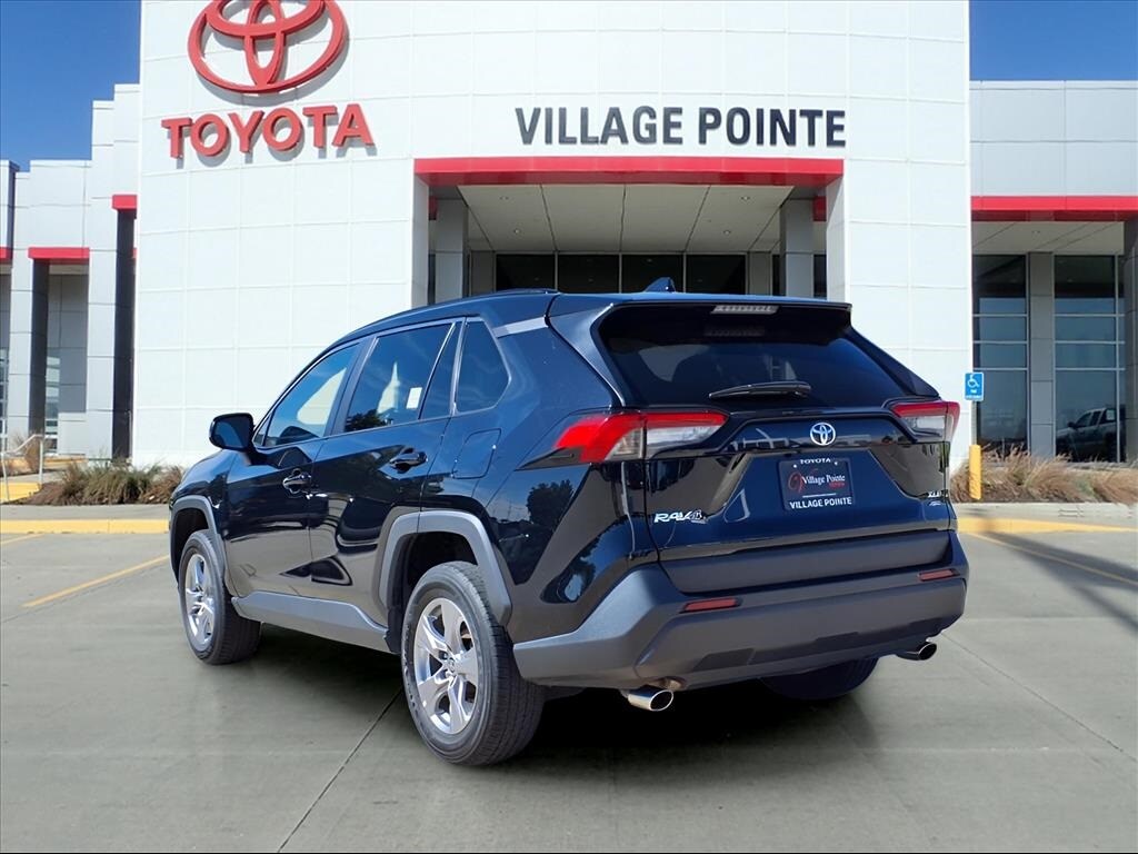 2023 Toyota RAV4 XLE photo 2