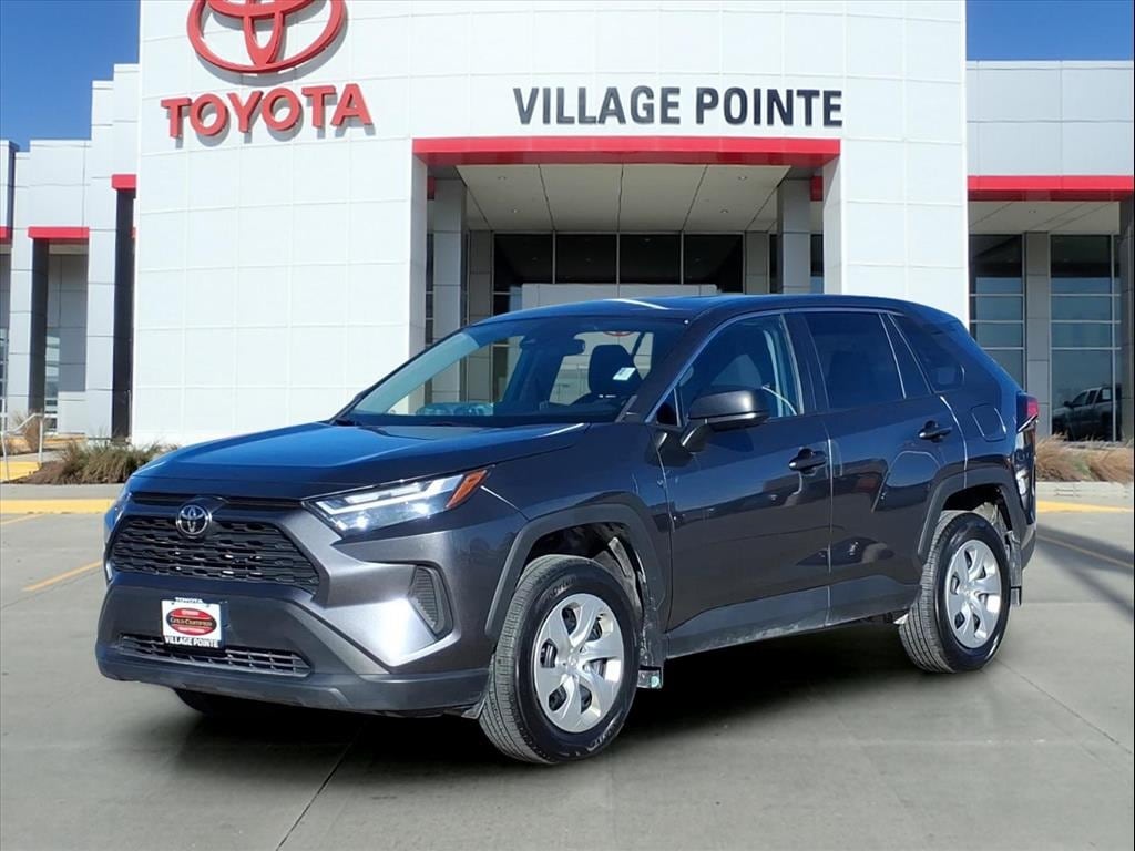 2023 Toyota RAV4 LE's photo