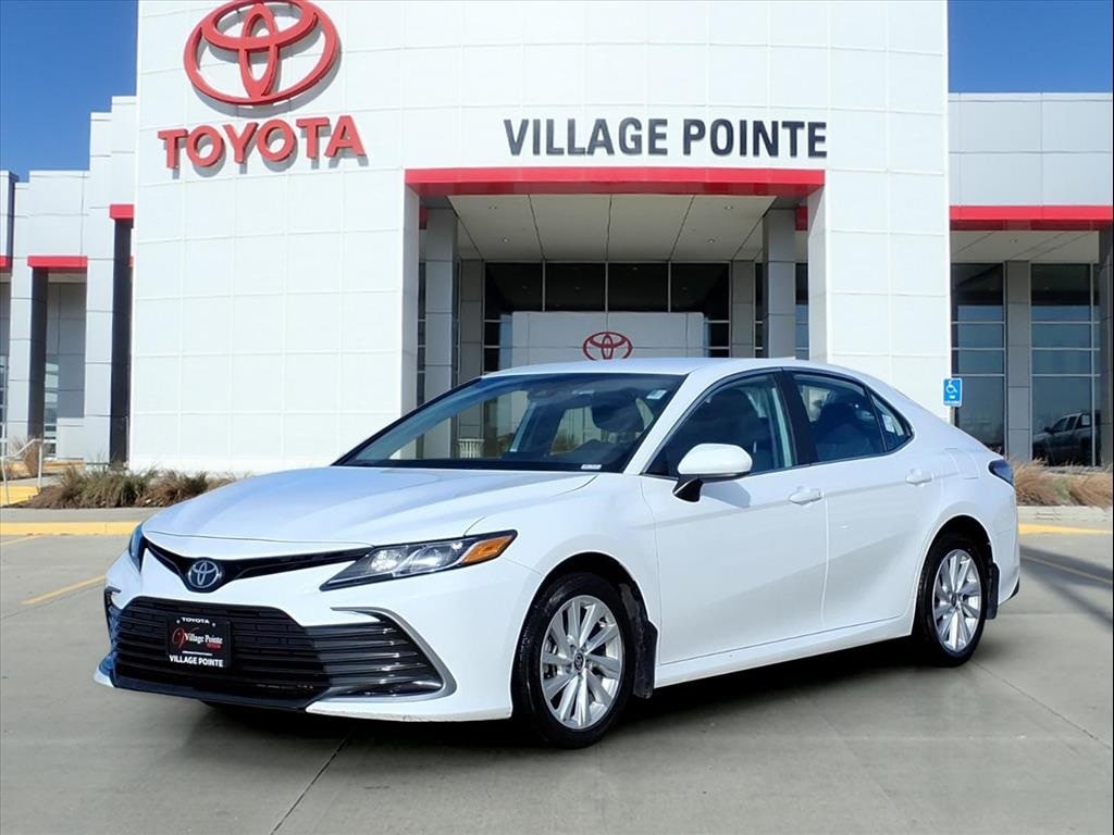 2024 Toyota Camry LE's photo
