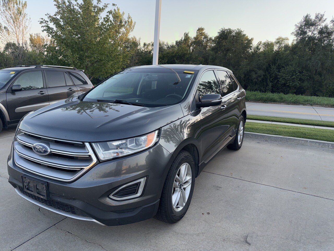 2017 Ford Edge SEL photo 2