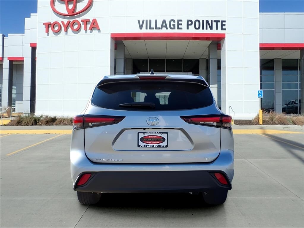 2024 Toyota Highlander LE photo 4