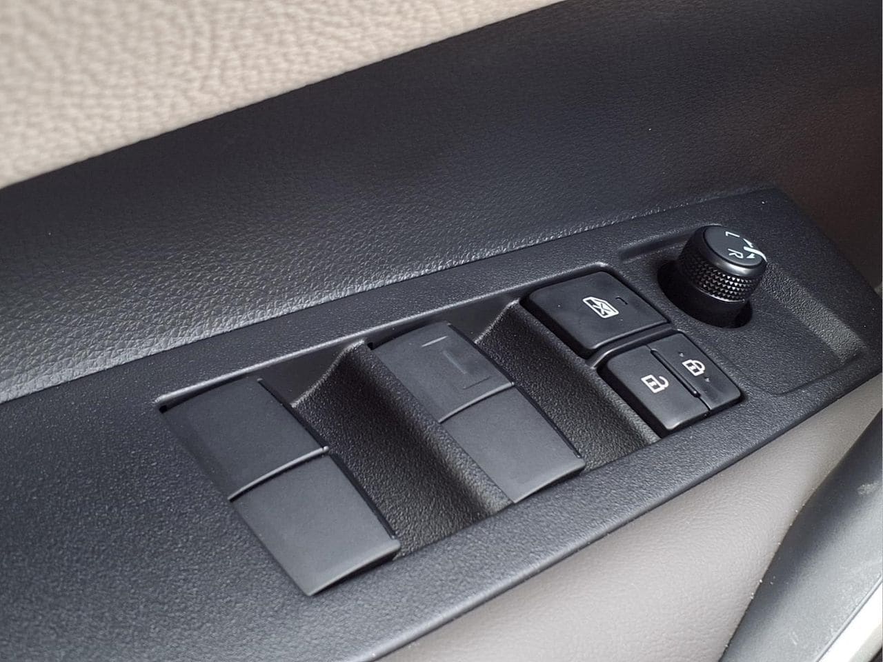 2026 Toyota Corolla XLE - Photo 25