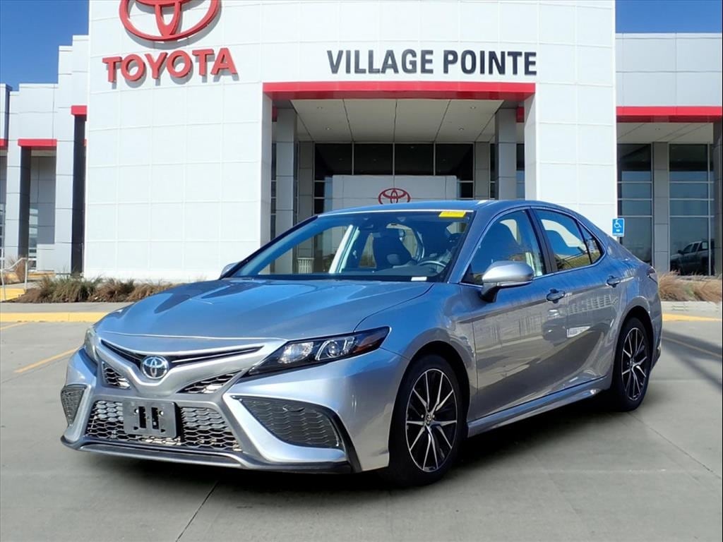 2024 Toyota Camry SE's photo