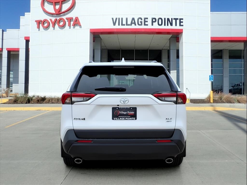2025 Toyota RAV4 XLE photo 3