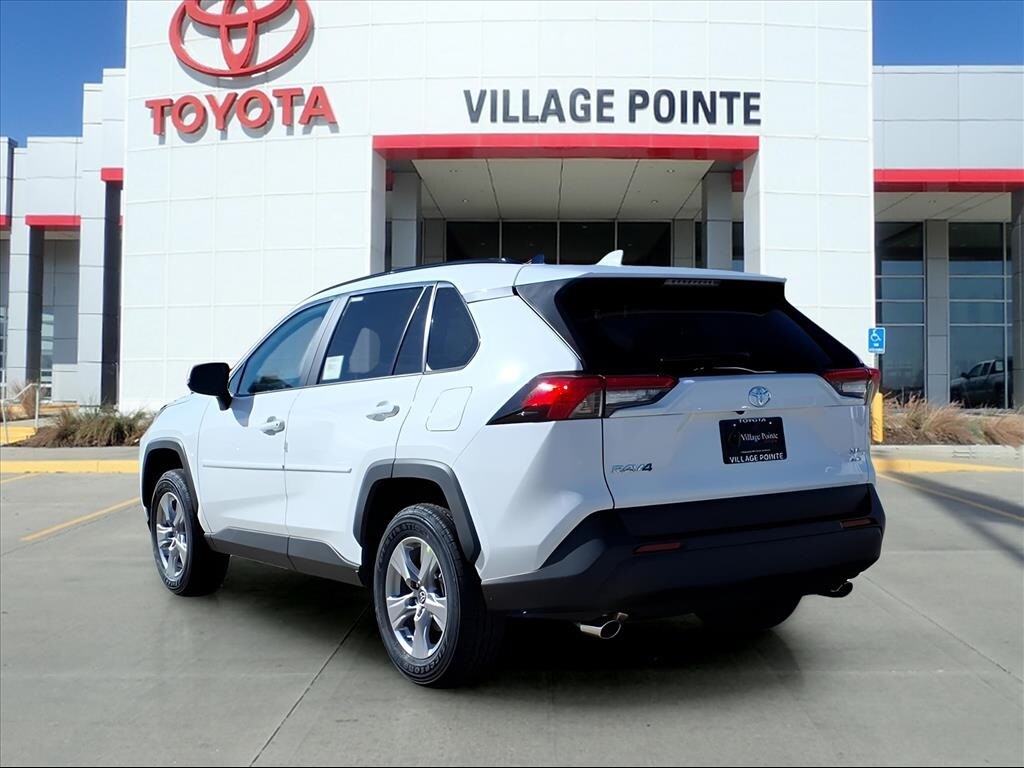 2025 Toyota RAV4 XLE photo 3