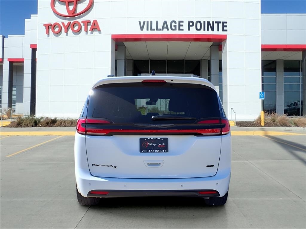 2023 Chrysler Pacifica Touring L photo 3