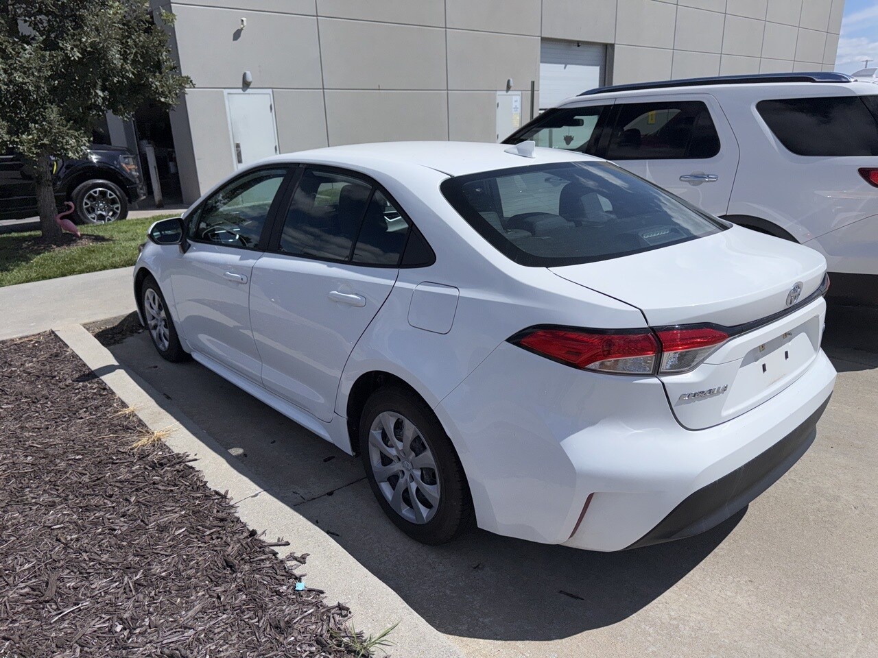 2023 Toyota Corolla LE photo 3