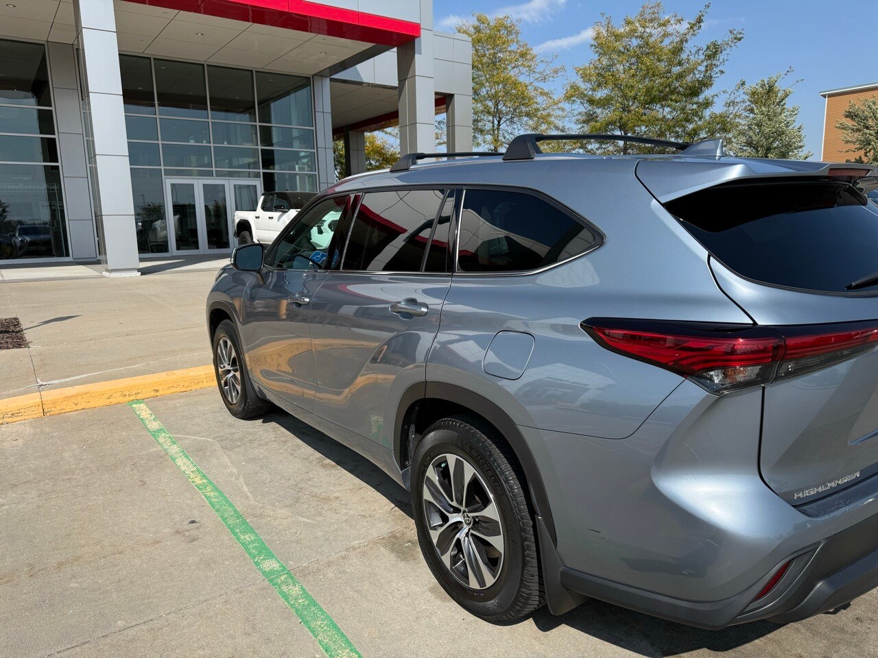 2021 Toyota Highlander XLE photo 3