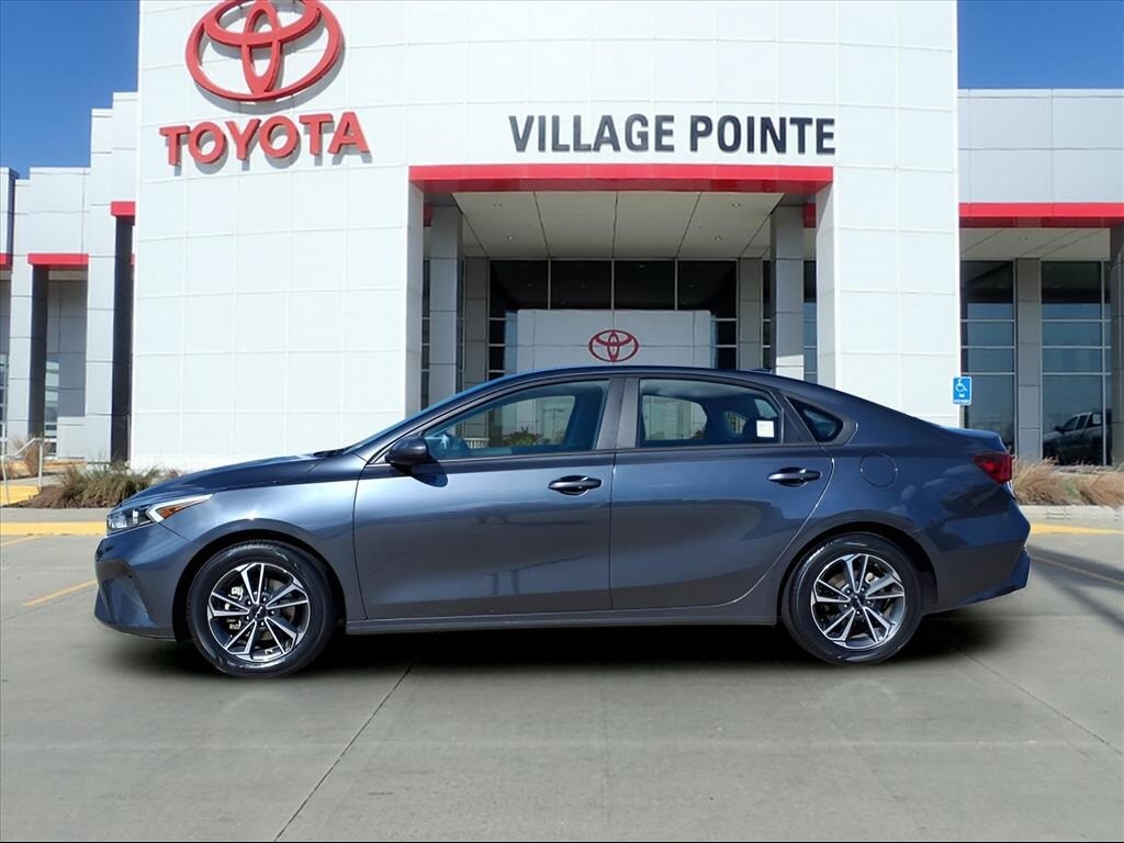 2023 Kia Forte LXS photo 2