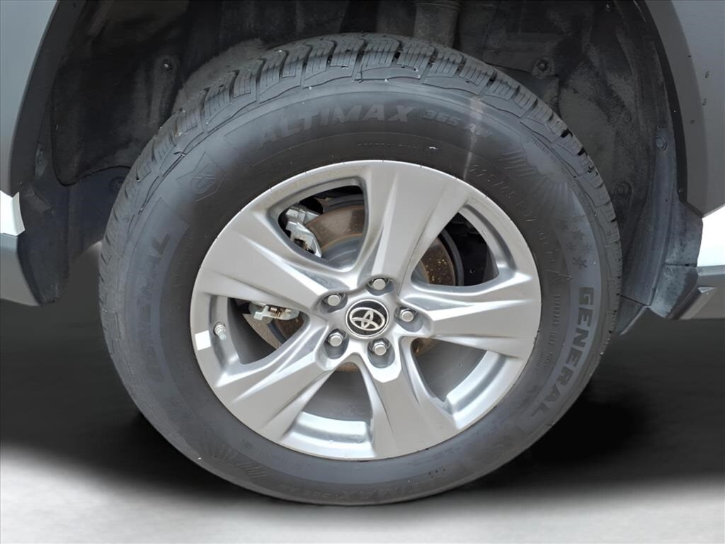 2024 Toyota RAV4 Hybrid LE photo 4