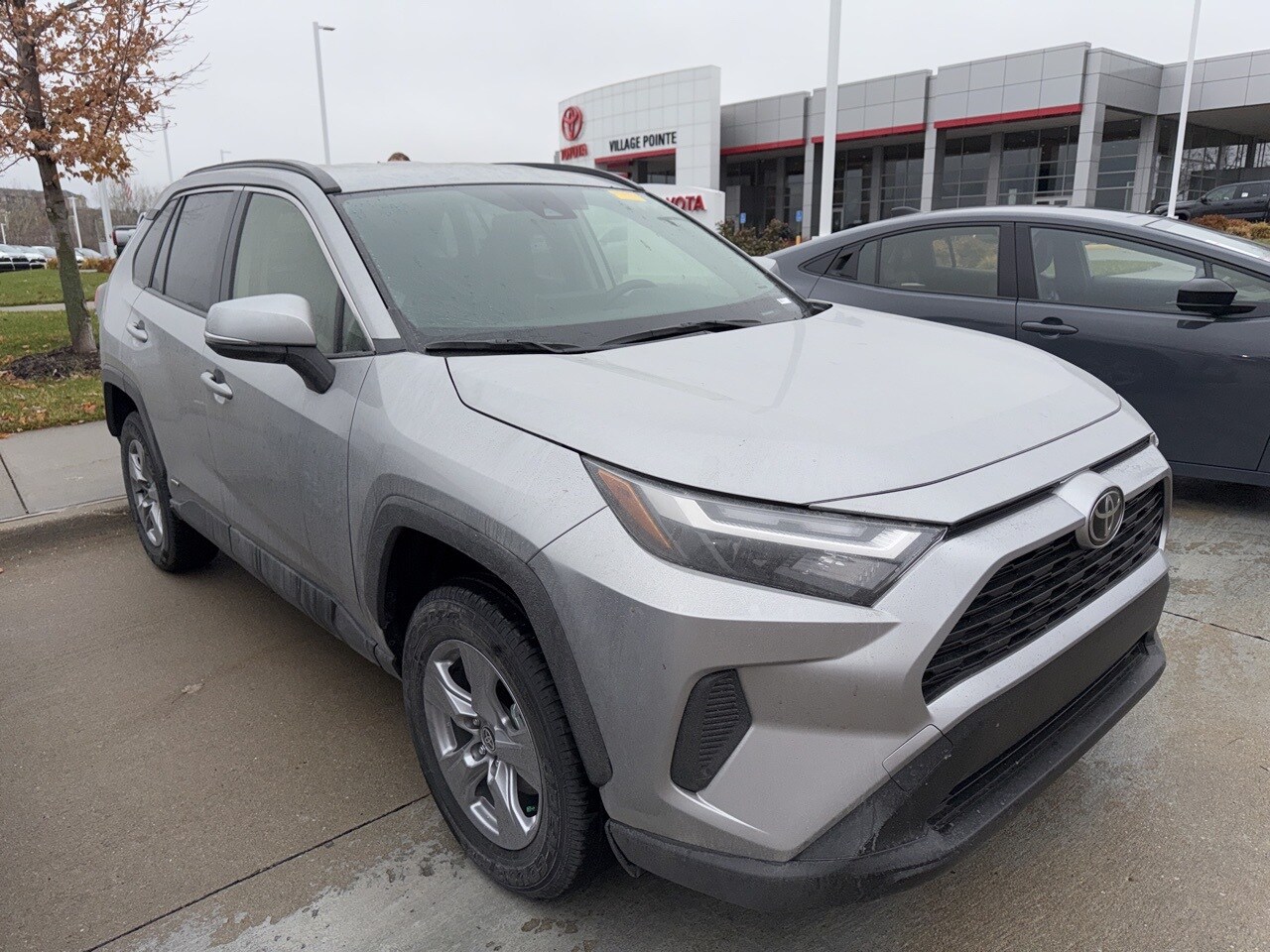2025 Toyota RAV4 Hybrid XLE photo 2