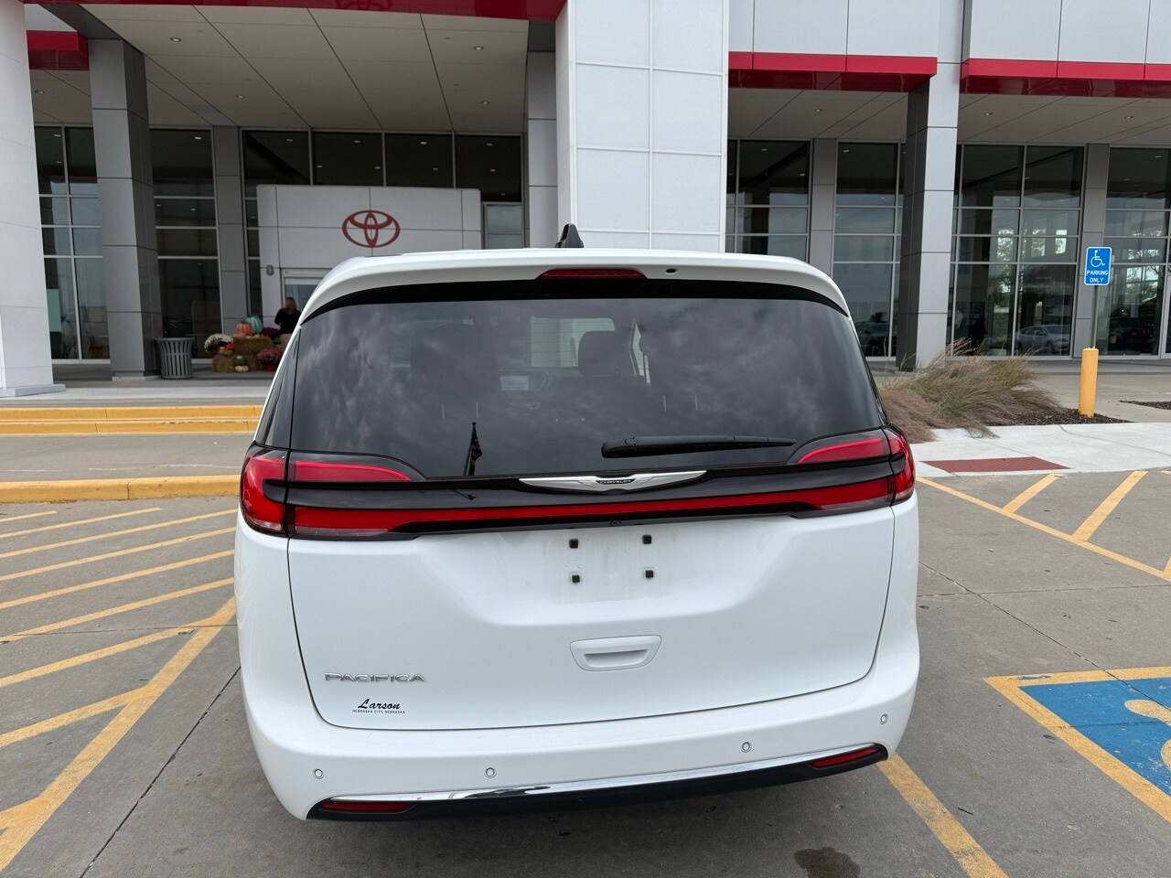 2023 Chrysler Pacifica Touring photo 4