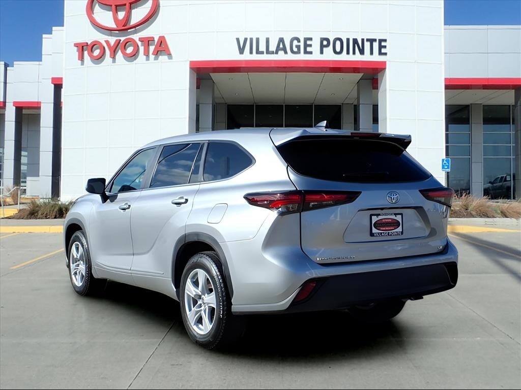 2024 Toyota Highlander LE photo 3