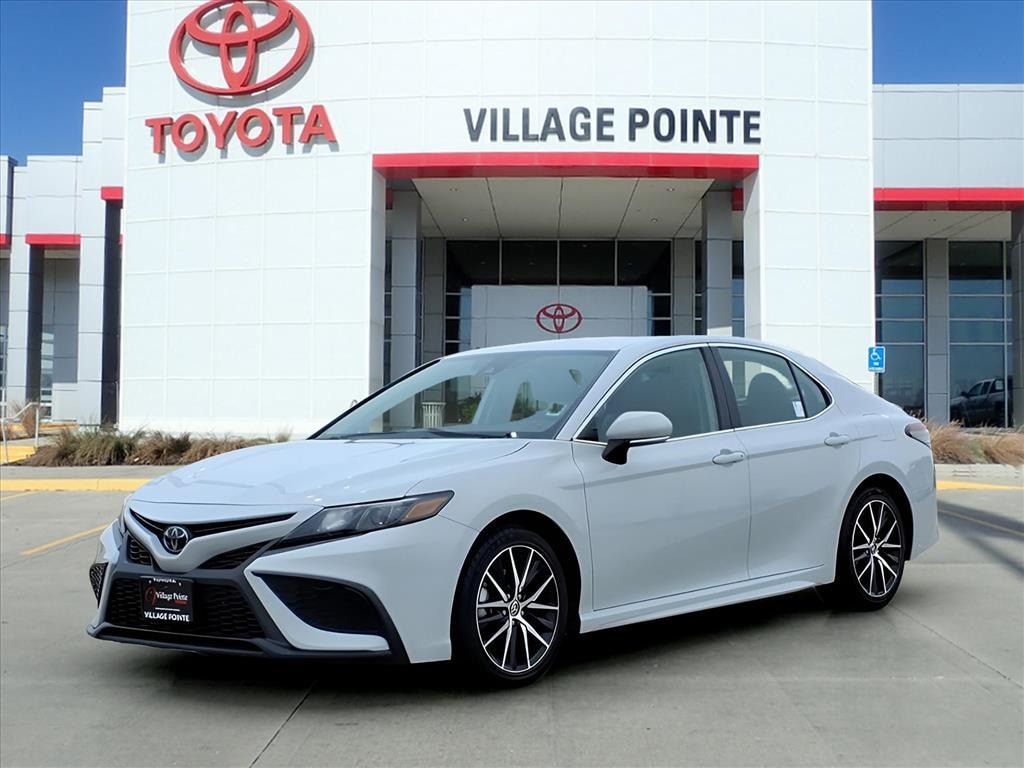 2023 Toyota Camry SE's photo