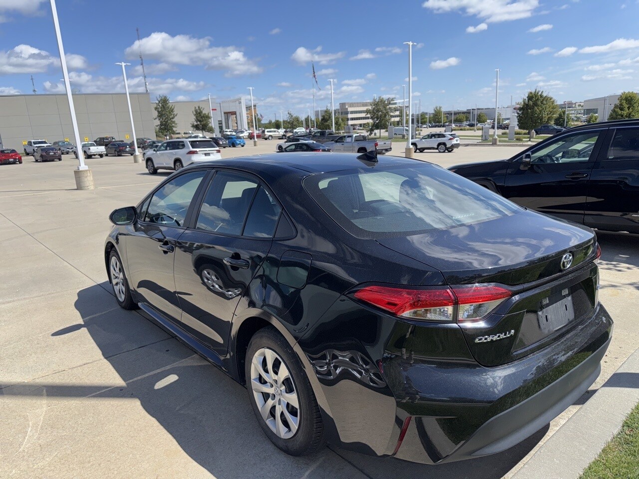 2023 Toyota Corolla LE photo 3