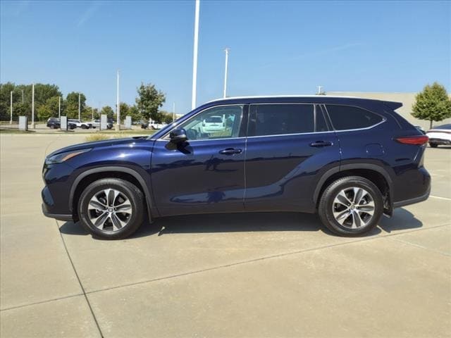 Used 2022 Toyota Highlander XLE with VIN 5TDGZRBH4NS183936 for sale in Elkhorn, NE