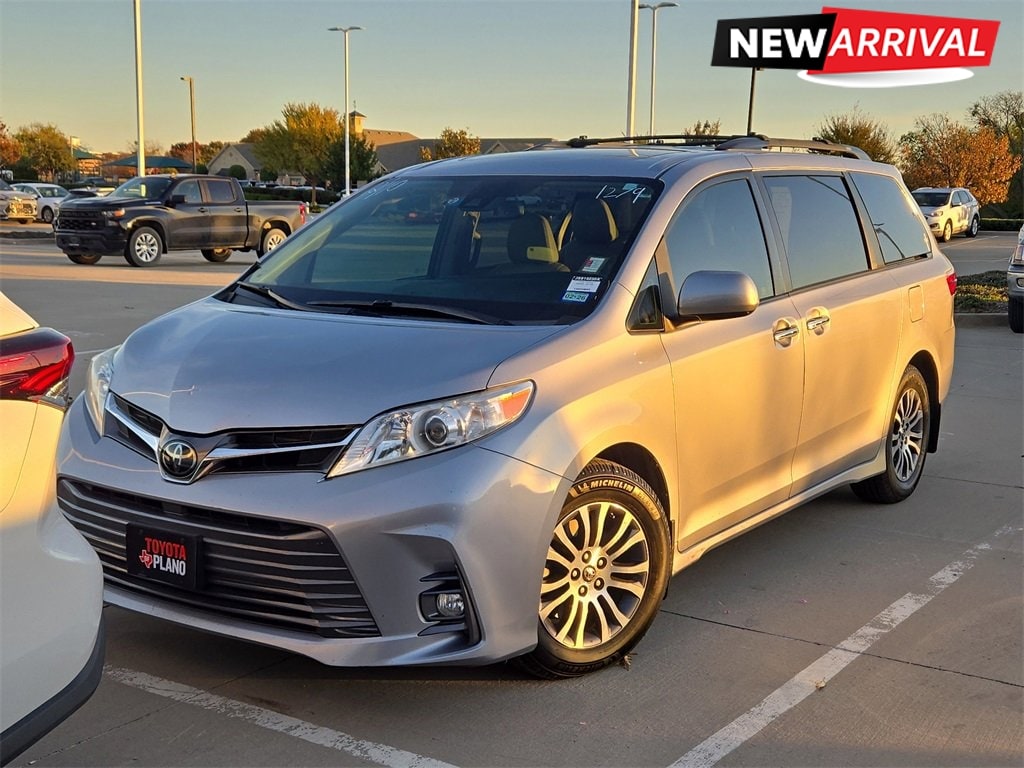 2018 Toyota Sienna XLE's photo