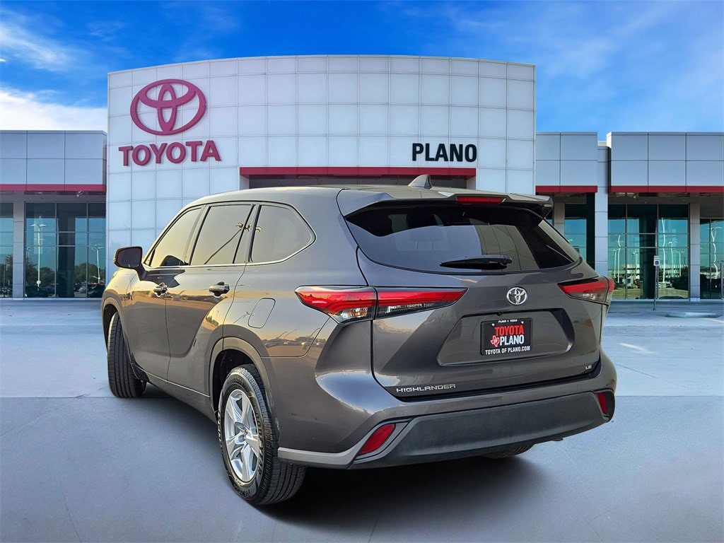 Used 2022 Toyota Highlander LE Sport Utility