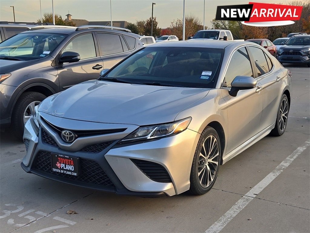 2020 Toyota Camry SE's photo