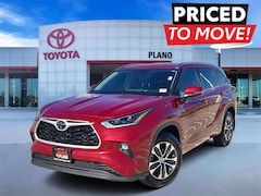Used 2021 Toyota Highlander XLE Sport Utility near Dallas, TX