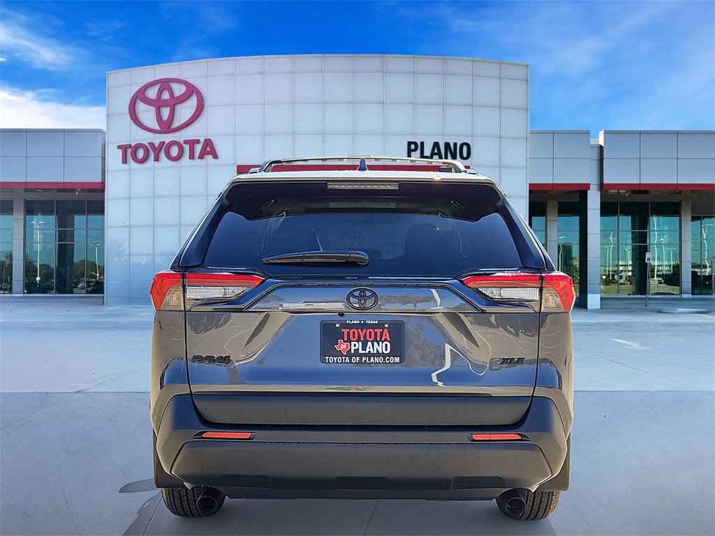 2025 Toyota RAV4 XLE photo 3