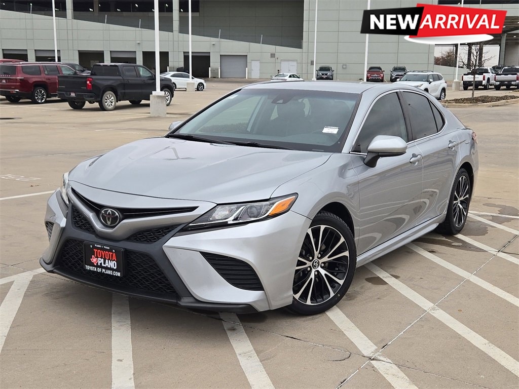 2020 Toyota Camry SE's photo