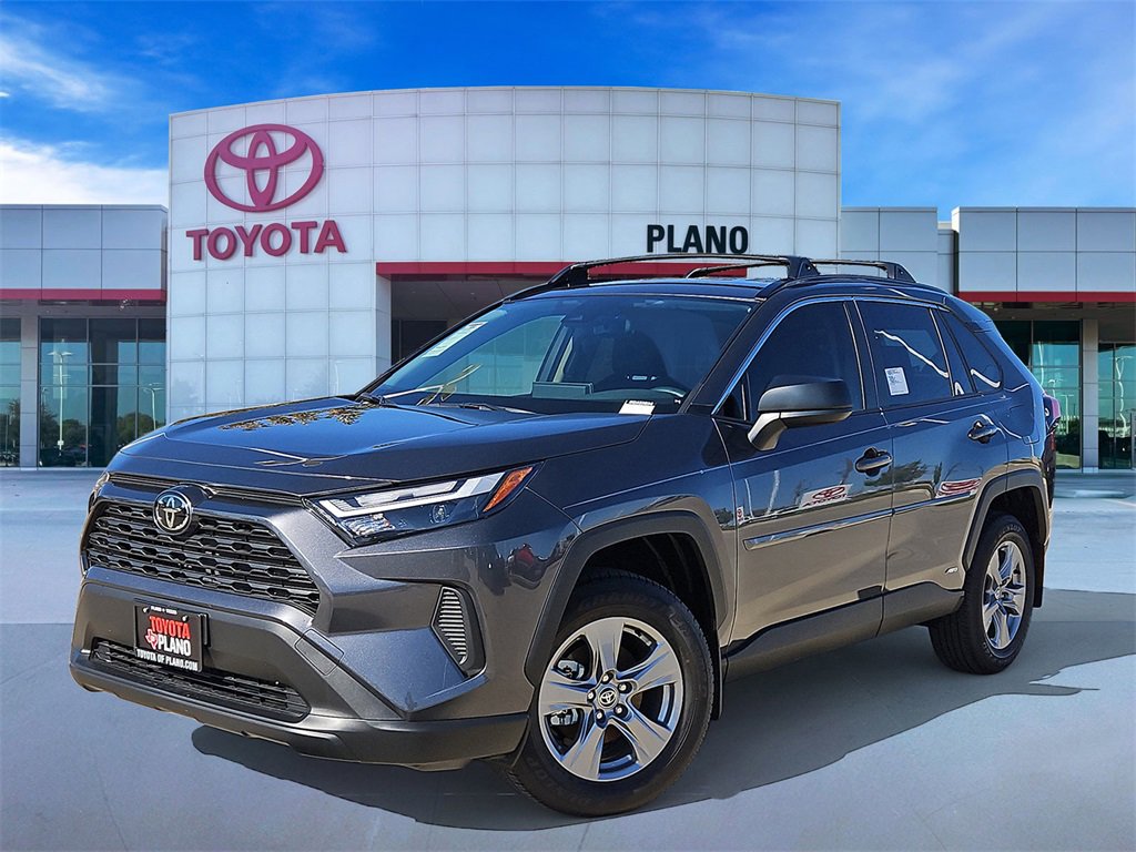2025 Toyota RAV4 LE's photo