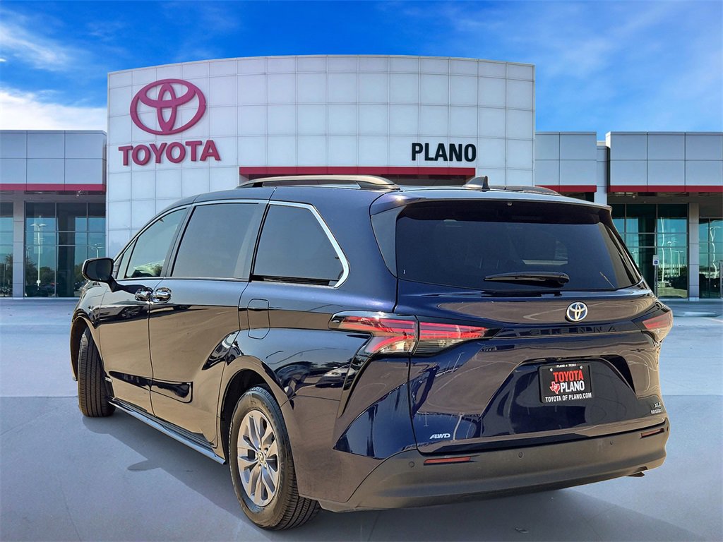 2021 Toyota Sienna XLE photo 2