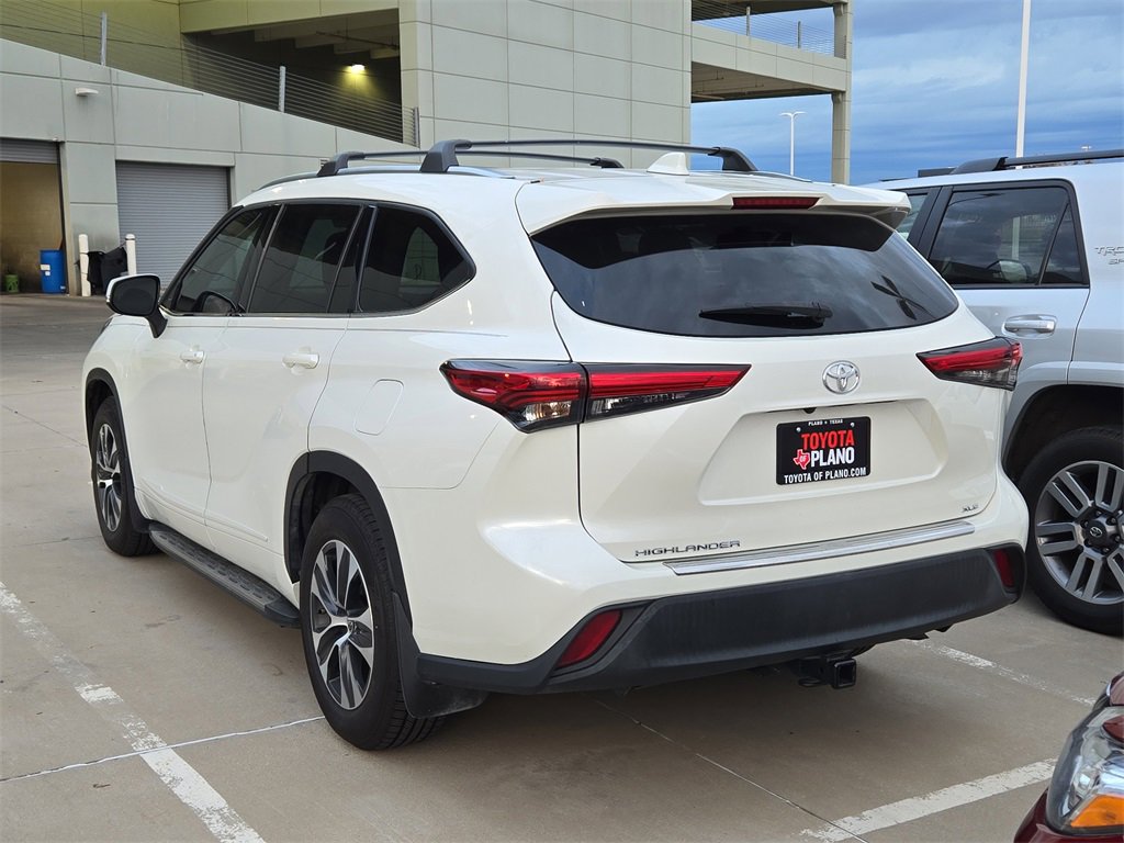 2021 Toyota Highlander XLE photo 2