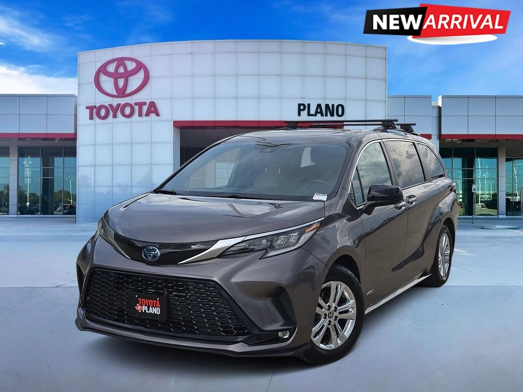 2021 Toyota Sienna XSE 7-Passenger Hybrid AWD's photo