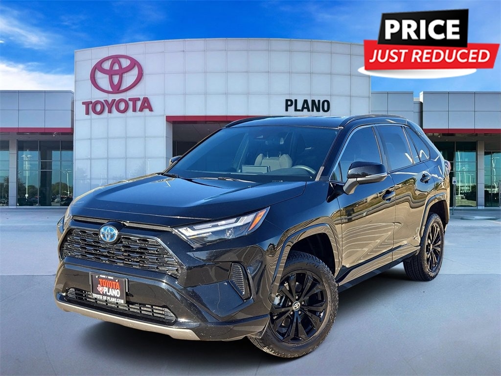 2022 Toyota RAV4 SE's photo