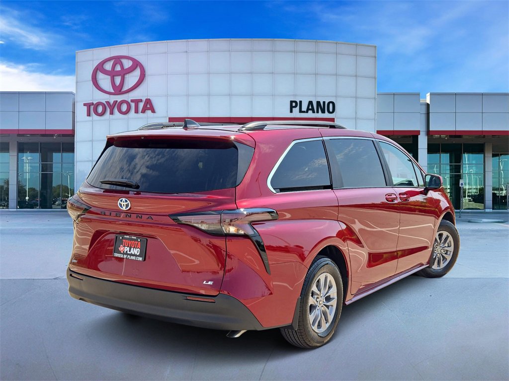 2025 Toyota Sienna LE photo 4