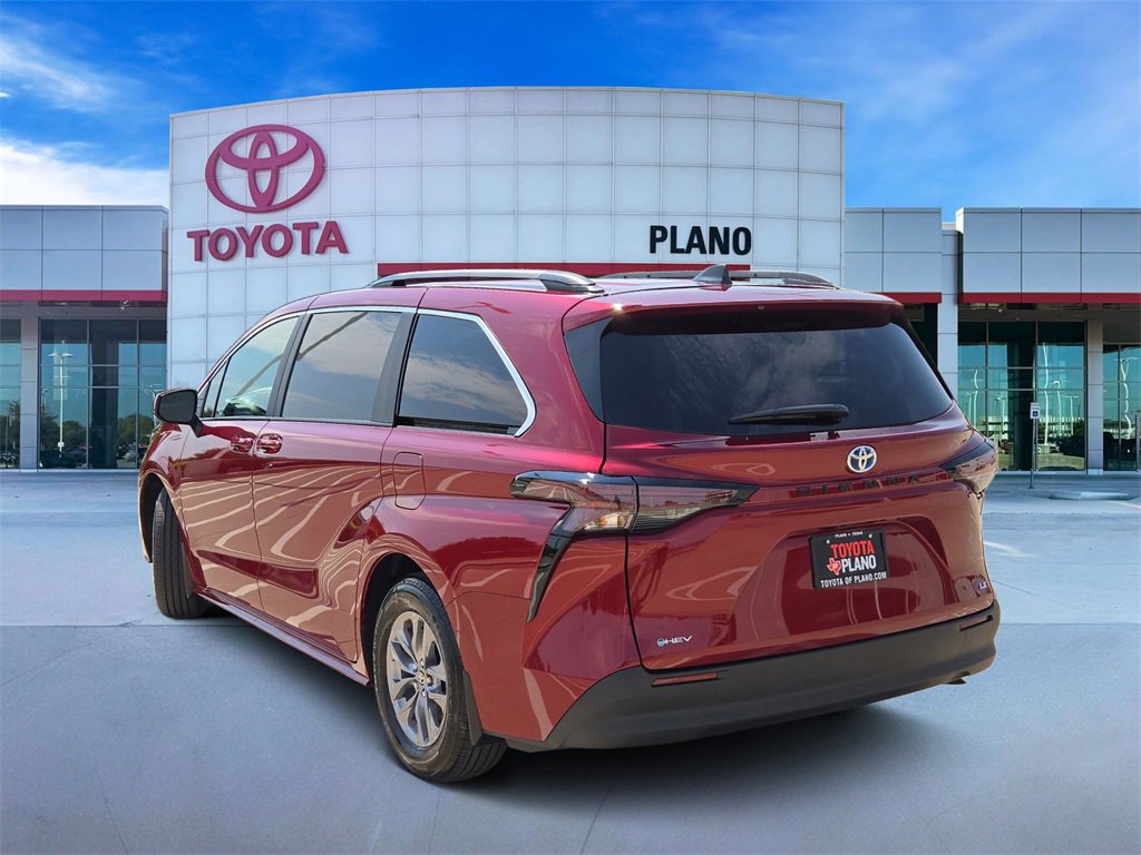 2025 Toyota Sienna LE photo 2
