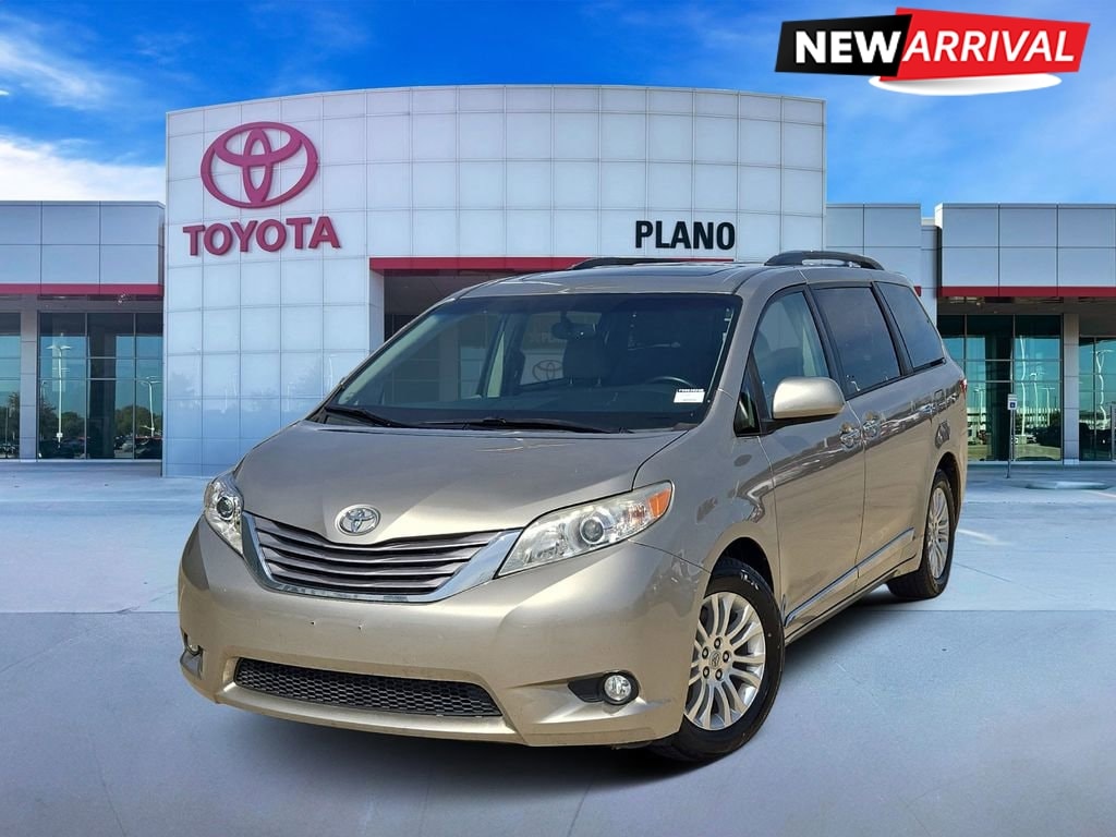 2015 Toyota Sienna XLE V6 7-Passenger Access Seat's photo