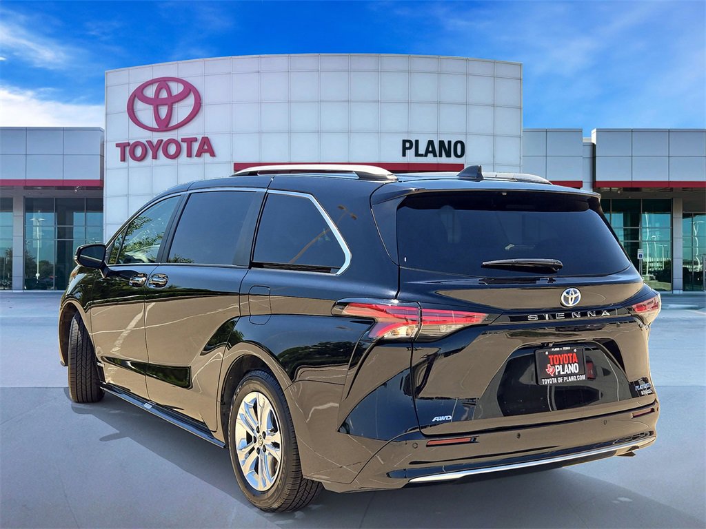 2021 Toyota Sienna Platinum photo 2